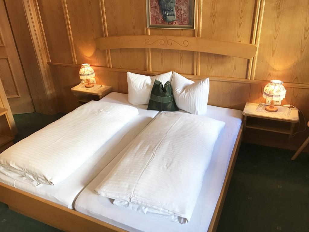 Hotel Schwarzer Adler ペットイ・アム・アールベルク エクステリア 写真
