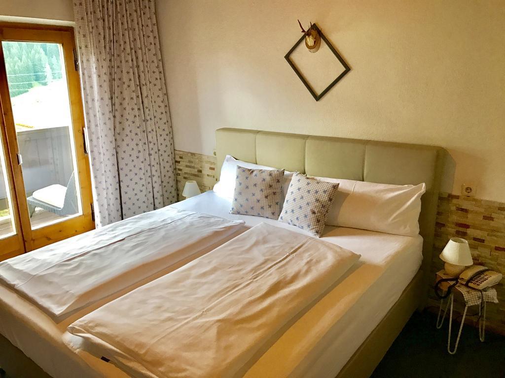 Hotel Schwarzer Adler ペットイ・アム・アールベルク エクステリア 写真
